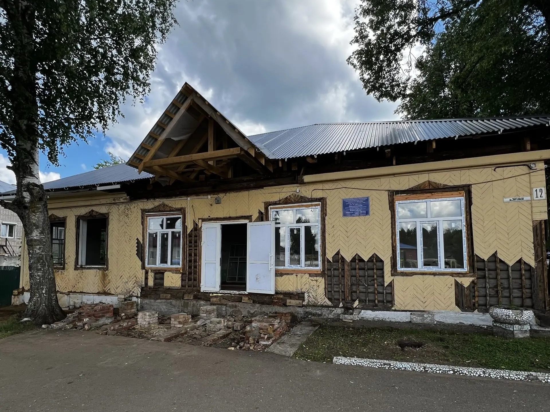 В поселке Ува продолжается капитальный ремонт историко-художественного музея.